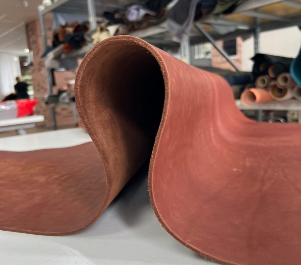 Чепрак (Коричневый), без финиша, 4.0 + мм, средний размер 180-200 дм²