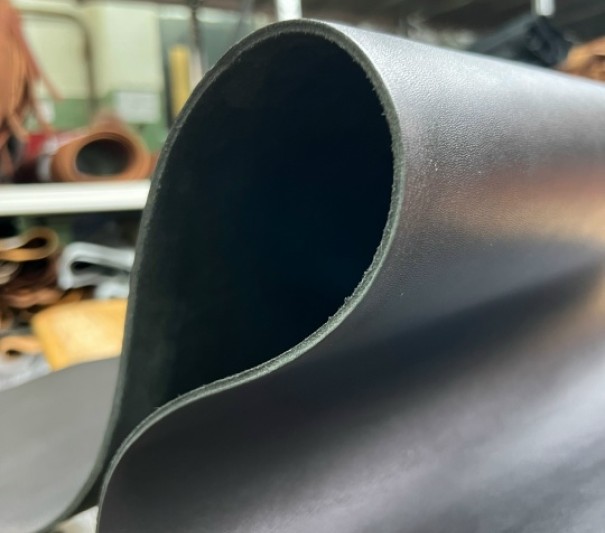 Кожа Ременная Черная, с финишем, 3,5+ мм, средний размер 180-200 дм²